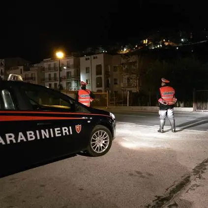 Amantea, compie il furto e si nasconde sotto il furgone