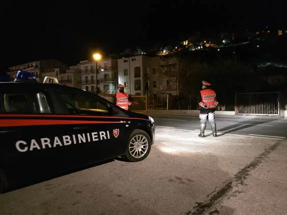 Amantea, compie il furto e si nasconde sotto il furgone