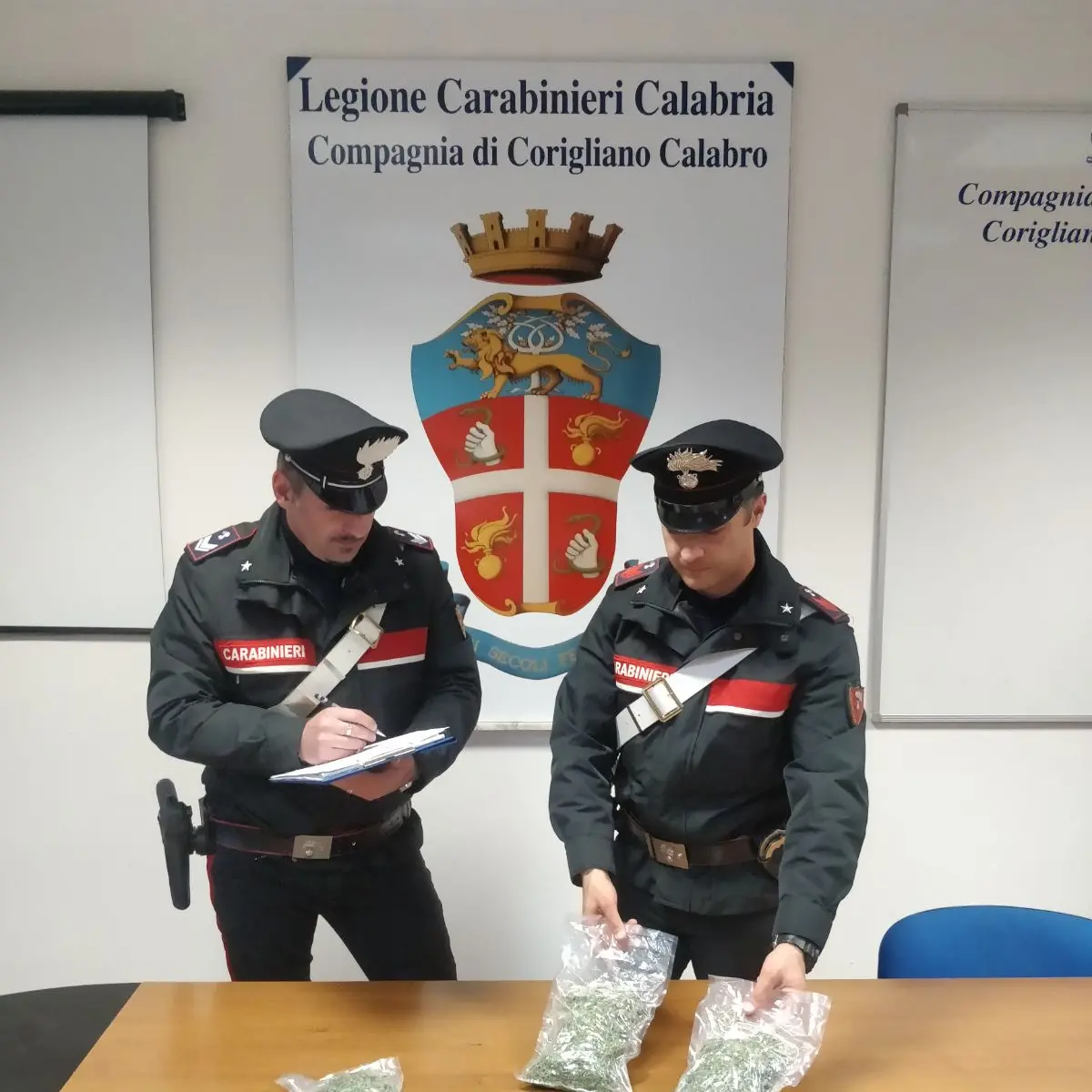 Gettano dal finestrino mezzo chilo di marijuana: in manette due coniugi insospettabili