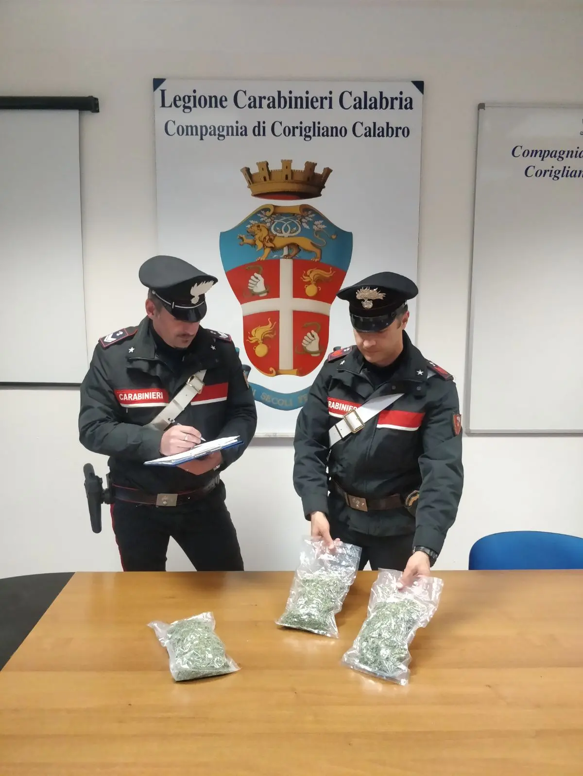 Gettano dal finestrino mezzo chilo di marijuana: in manette due coniugi insospettabili