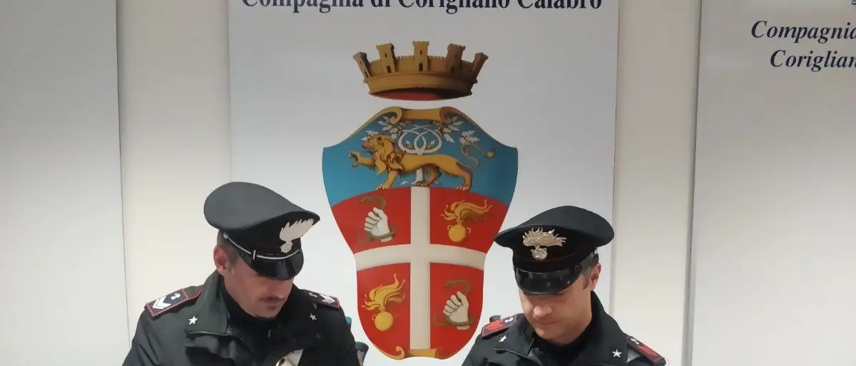 Gettano dal finestrino mezzo chilo di marijuana: in manette due coniugi insospettabili