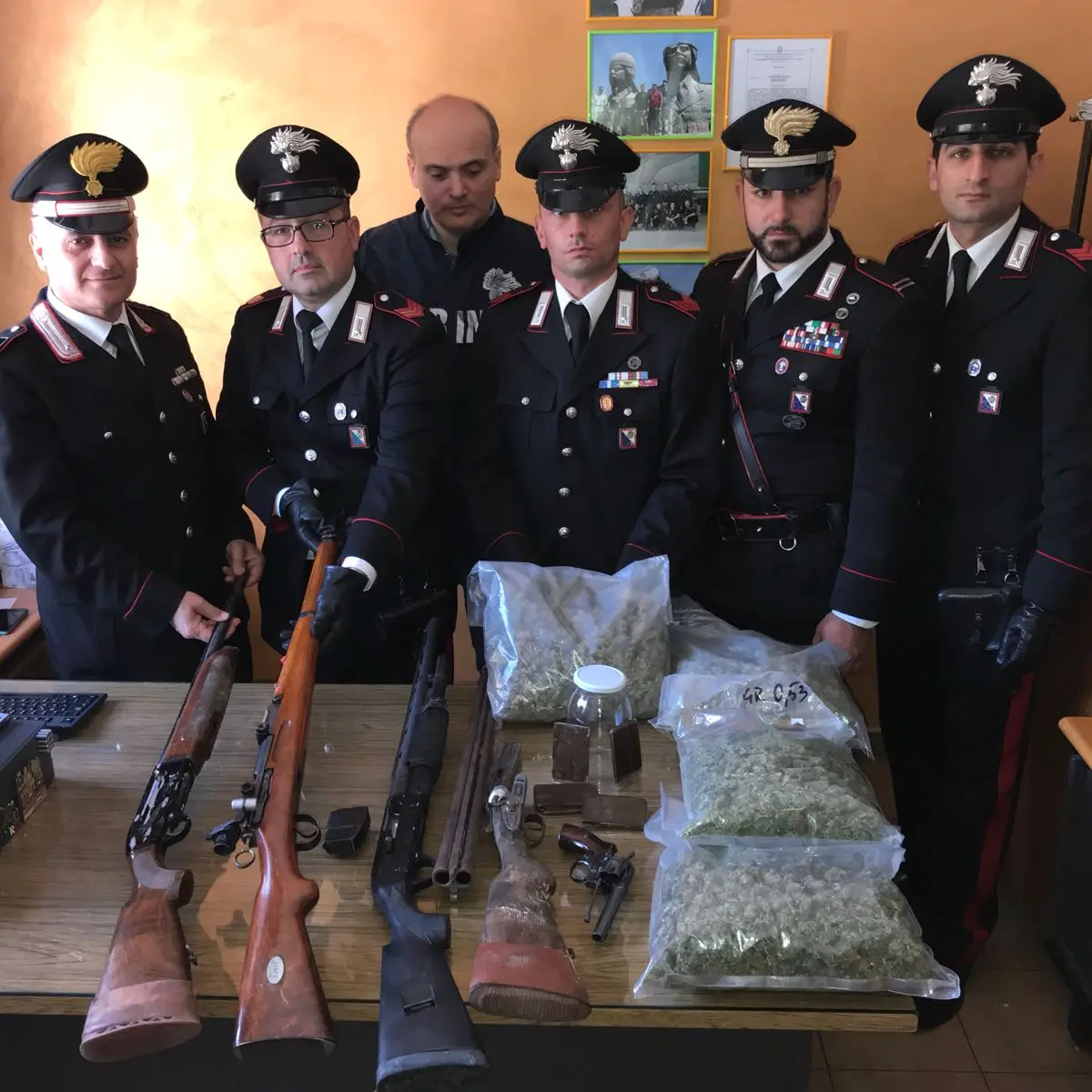 Roggiano Gravina, maxi sequestro di armi e droga: arrestato un pregiudicato