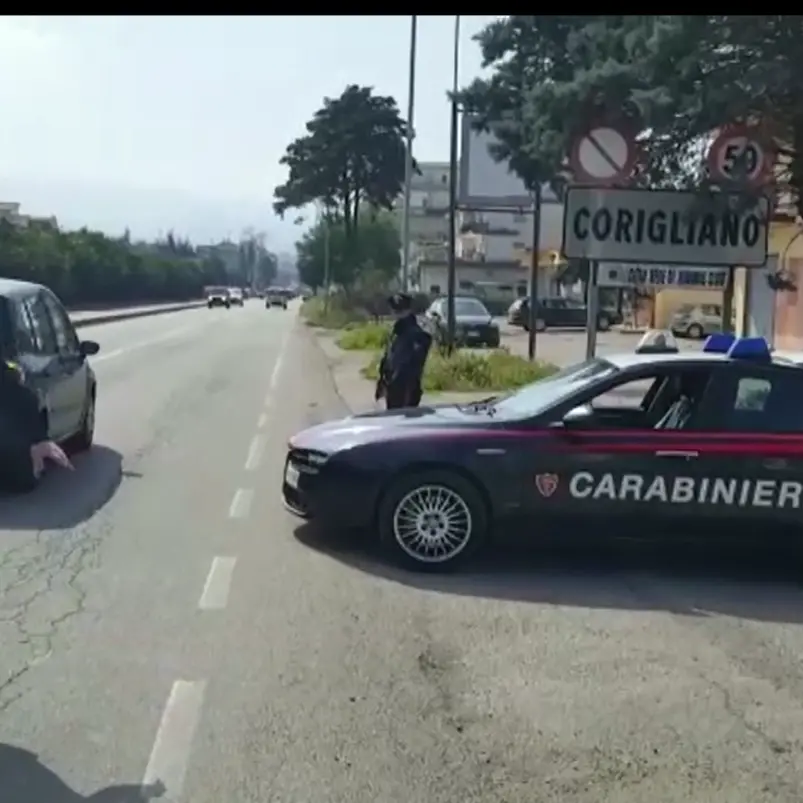 Forza un posto di blocco, aveva una pistola con il colpo in canna: arrestato