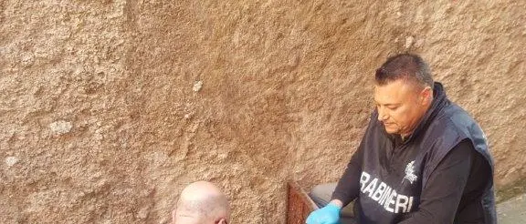 Tenta di disfarsi della cocaina gettandola nel water: i carabinieri la recuperano e lo arrestano