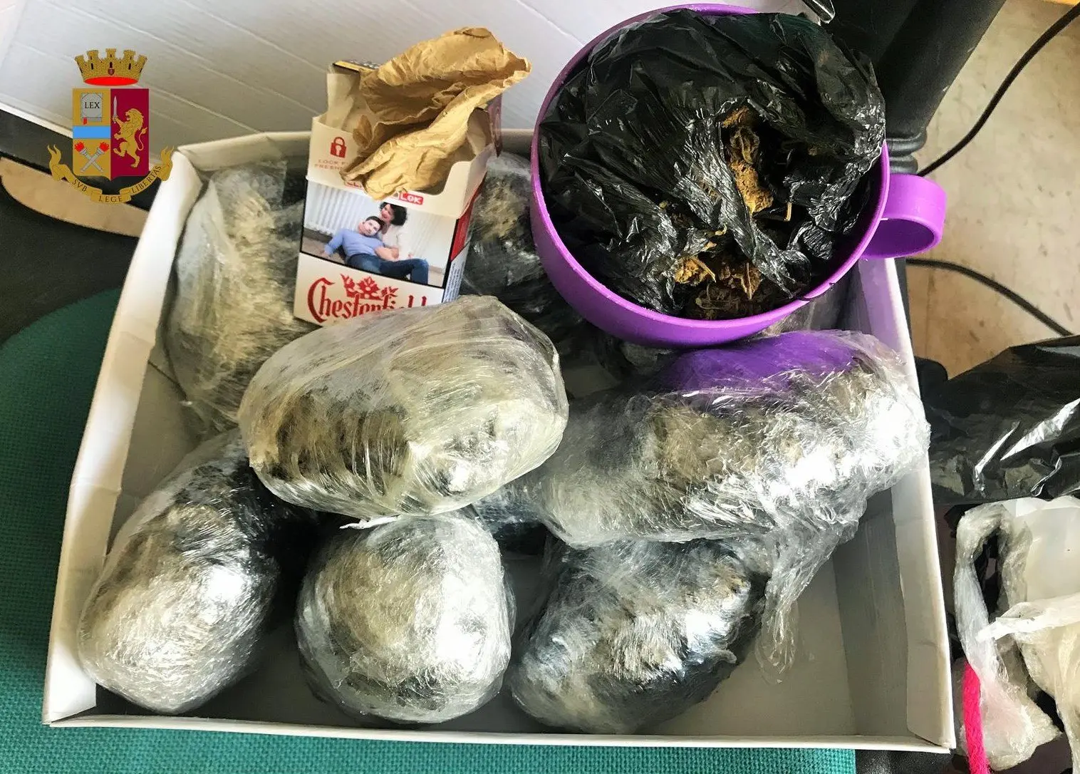Cosenza, la polizia gli trova un chilo di marijuana: arrestato