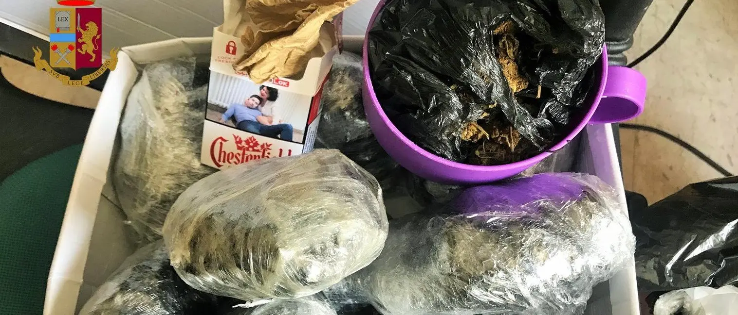 Cosenza, la polizia gli trova un chilo di marijuana: arrestato