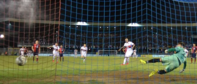 Il rigore di Baclet visto dal settore ospiti con un mojito in mano. Che video!