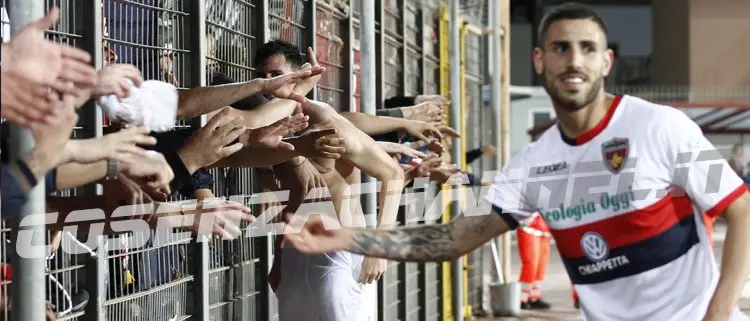Cosenza, delirio dopo il 90'. Le foto e i video della festa rossoblù a Trapani