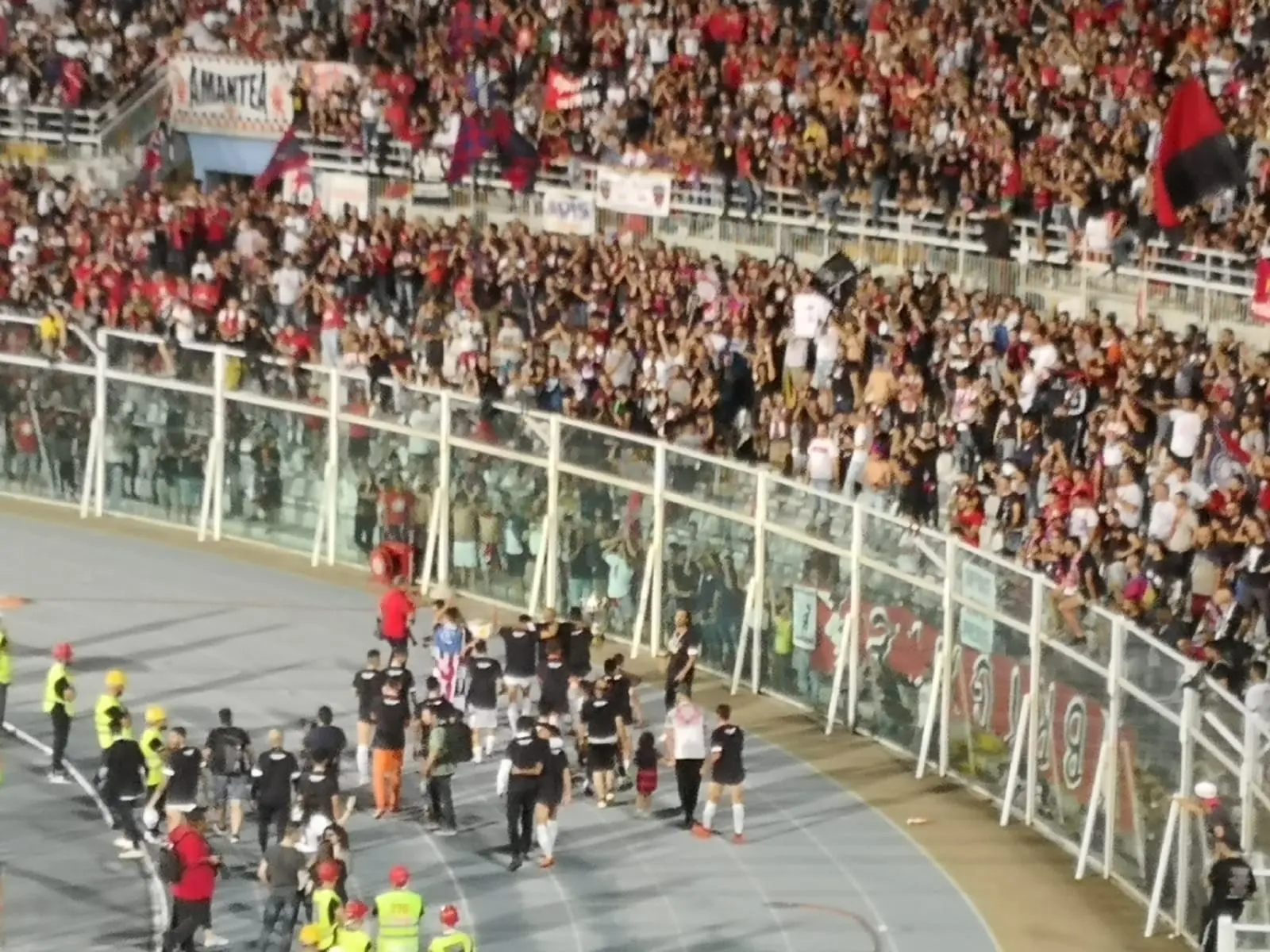 Cosenza in delirio, padre Fedele e il sindaco Occhiuto cantano e ballano all'Adriatico [VIDEO]