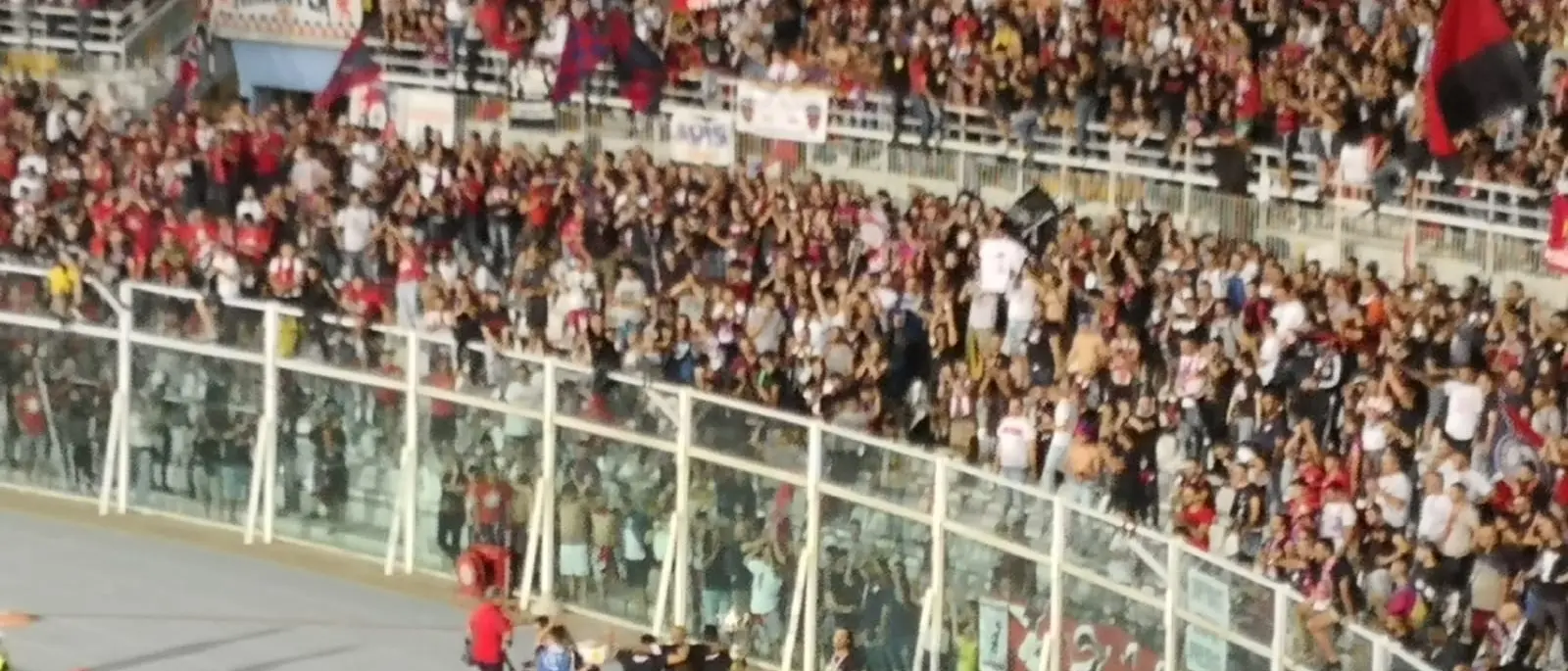 Cosenza in delirio, padre Fedele e il sindaco Occhiuto cantano e ballano all'Adriatico [VIDEO]