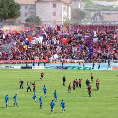 In 20mila contro 29. Cosenza-Sudtirol inizia così