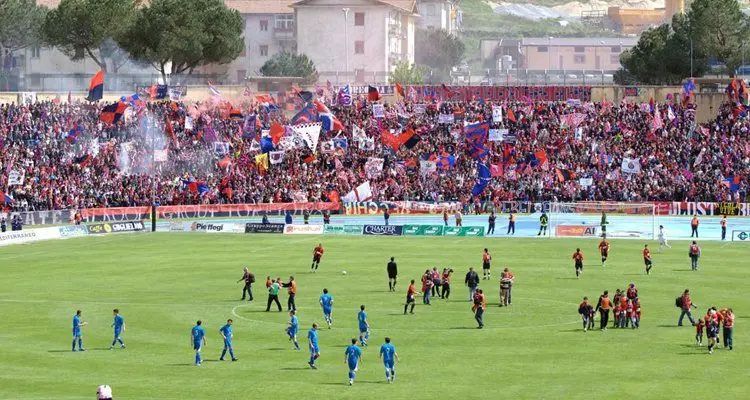 In 20mila contro 29. Cosenza-Sudtirol inizia così