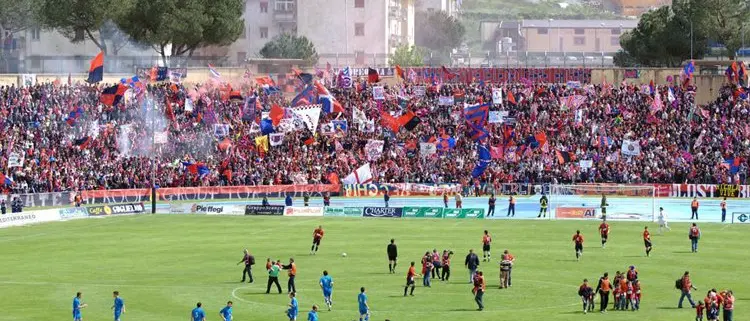 In 20mila contro 29. Cosenza-Sudtirol inizia così