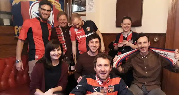 Il tifoso scozzese c'è riuscito! Grande festa al pub coi suoi nuovi amici del Cosenza