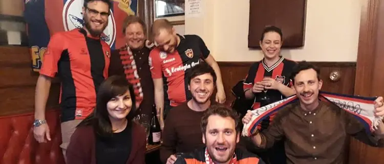 Il tifoso scozzese c'è riuscito! Grande festa al pub coi suoi nuovi amici del Cosenza