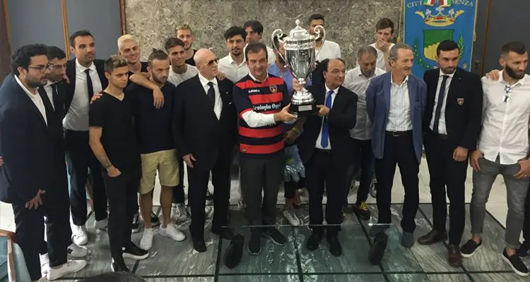 Il Cosenza a Palazzo dei Bruzi. Occhiuto e Guarascio: «Non fermiamoci alla B» [FOTO]