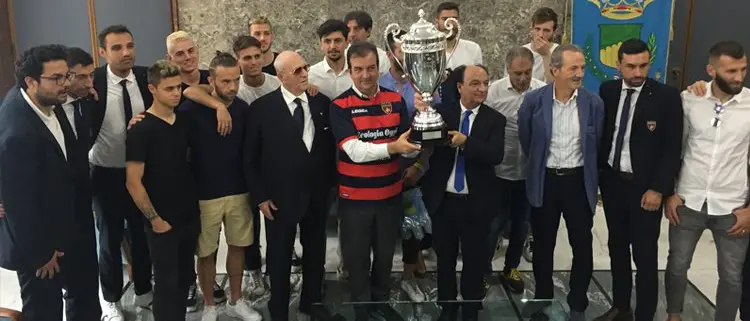 Il Cosenza a Palazzo dei Bruzi. Occhiuto e Guarascio: «Non fermiamoci alla B» [FOTO]