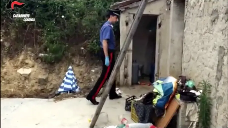 San Demetrio Corone, abbandona la moglie con problemi psichici: arrestato [VIDEO]