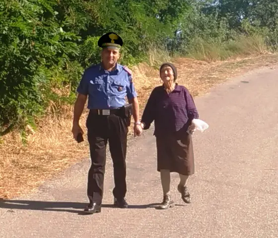 Anziana donna non trova più la strada di casa, ma incontra i carabinieri...