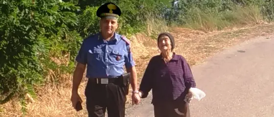 Anziana donna non trova più la strada di casa, ma incontra i carabinieri...