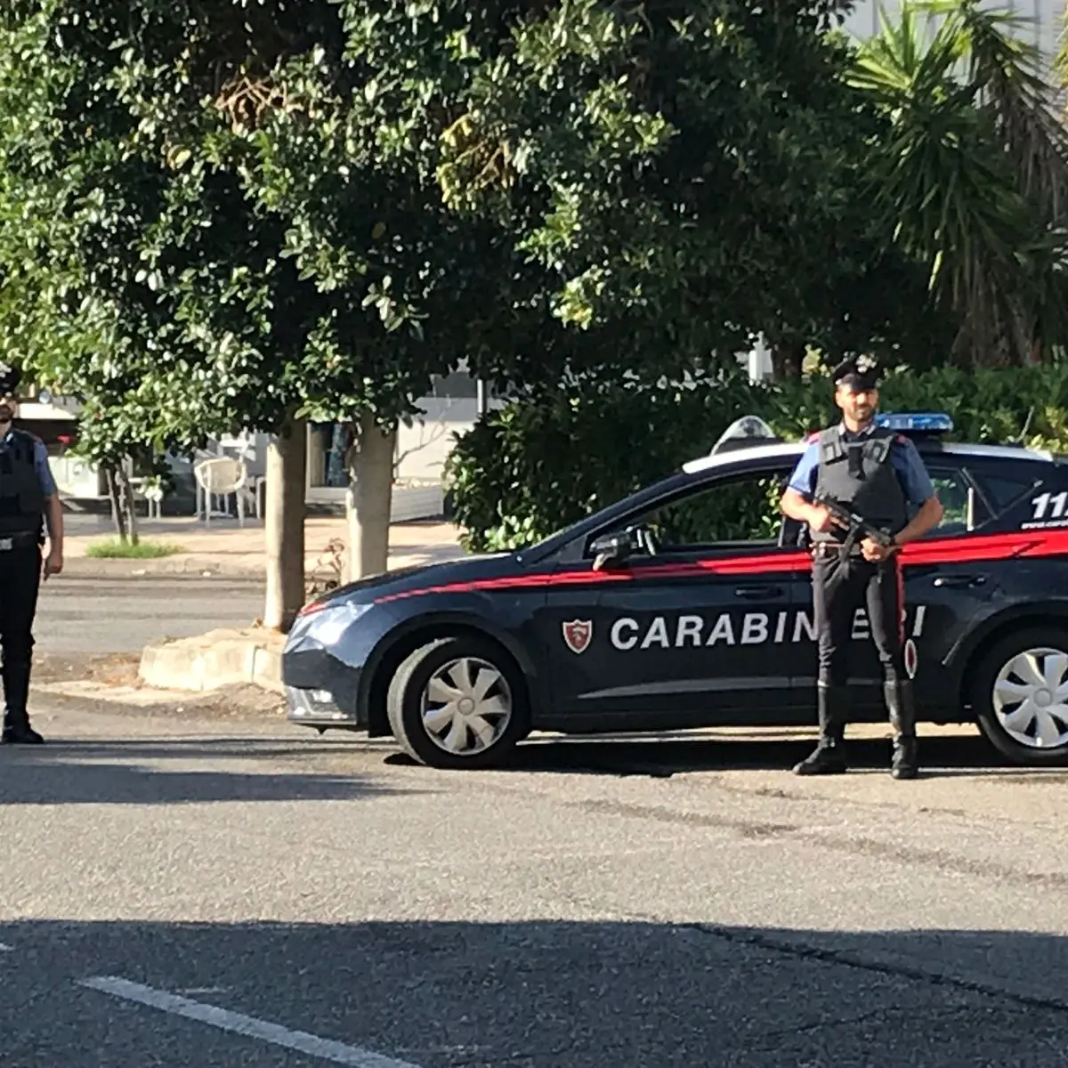 A passeggio per la città con due accette in una borsa in nylon: scatta la denuncia