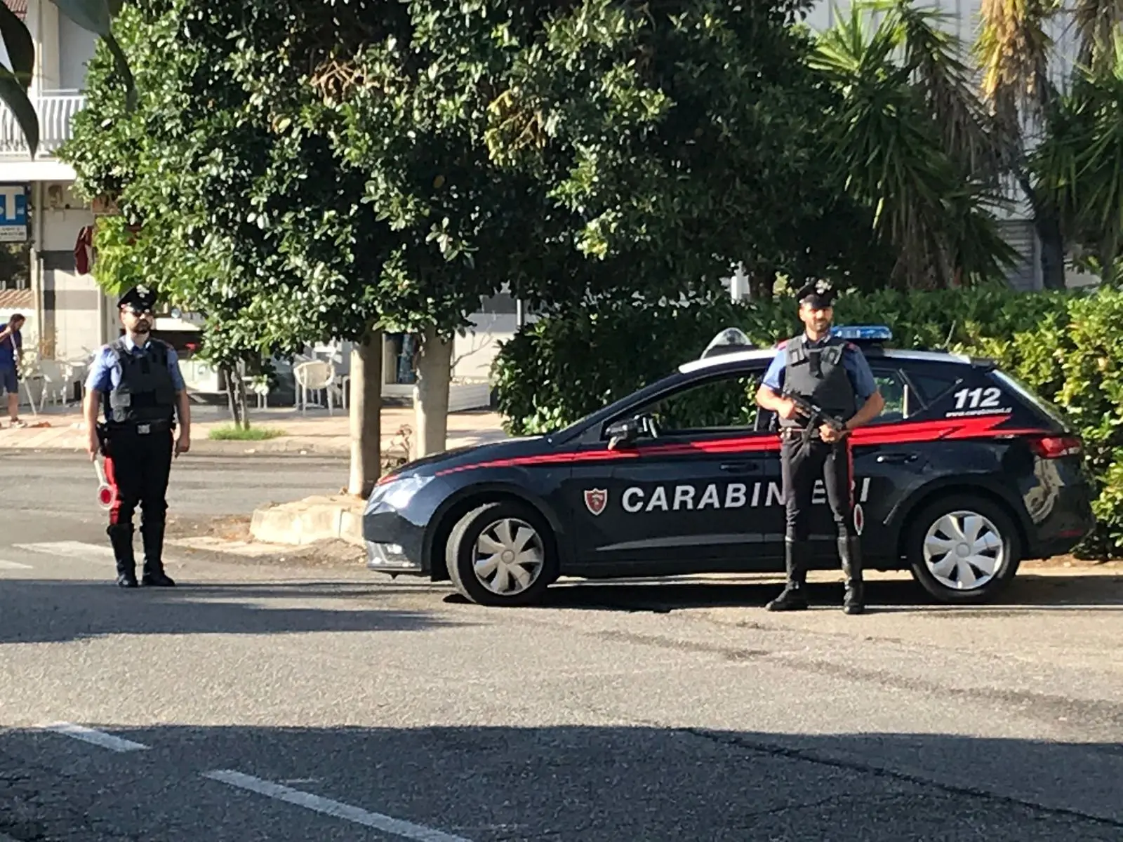 A passeggio per la città con due accette in una borsa in nylon: scatta la denuncia