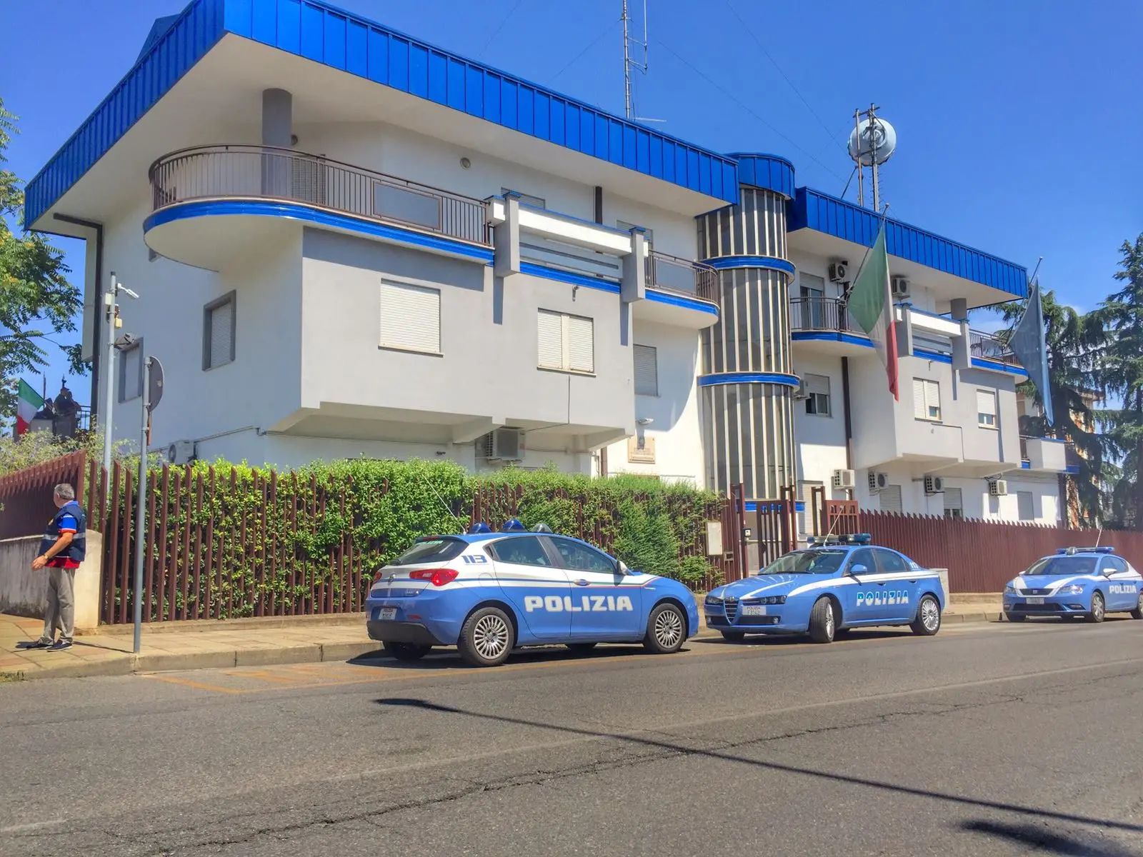 Sfiorata la tragedia a Rossano, un uomo provoca un vasto incendio vicino a un villaggio turistico
