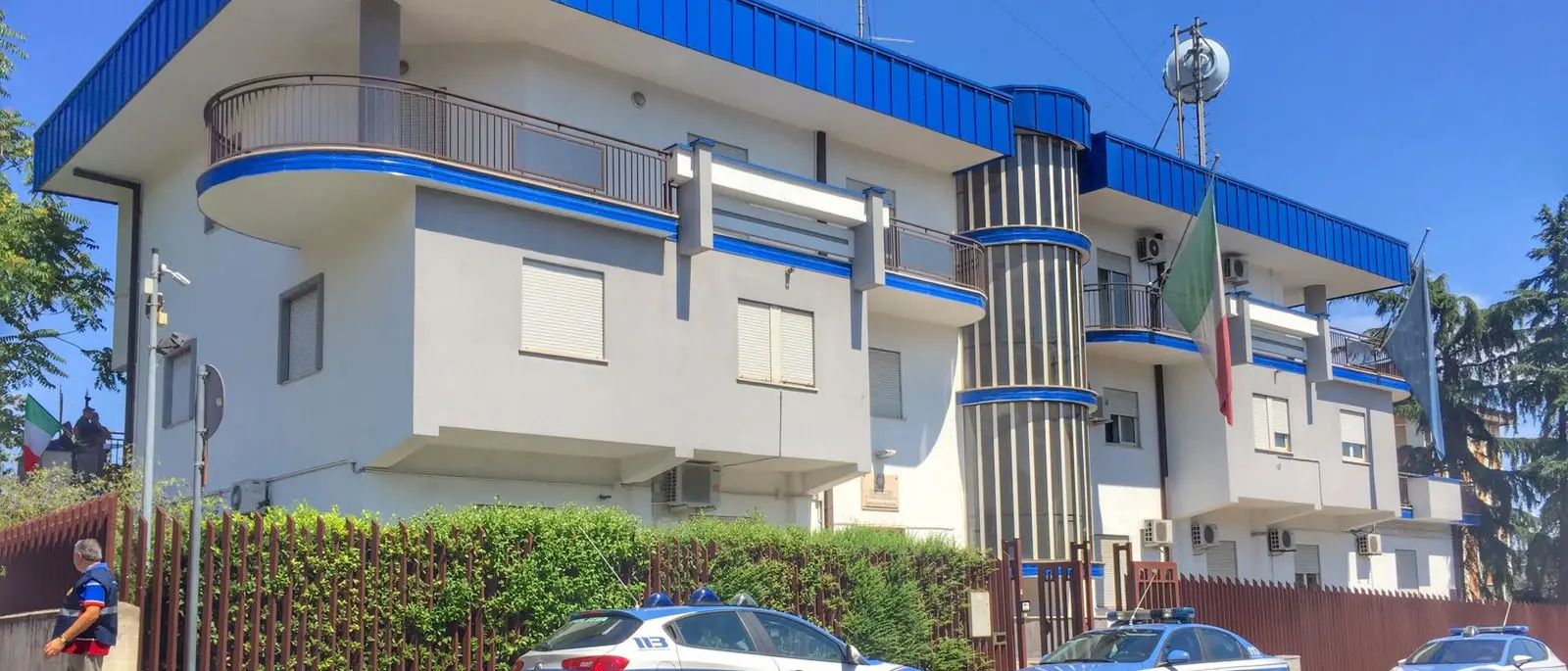 Sfiorata la tragedia a Rossano, un uomo provoca un vasto incendio vicino a un villaggio turistico