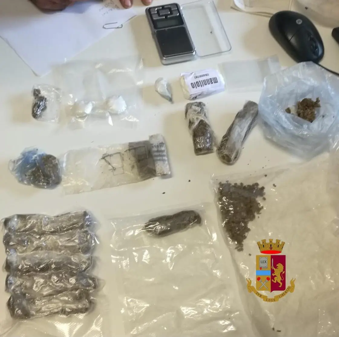 Acquappesa, sequestrate marijuana e cocaina: un arresto della polizia