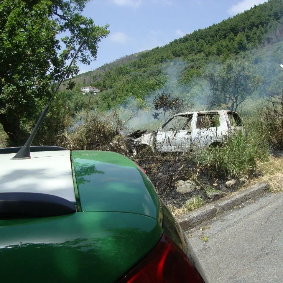 Praia a Mare, dà fuoco a residui vegetali: denunciato un uomo