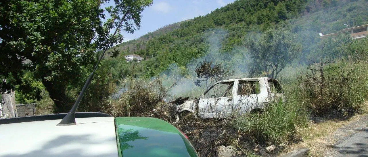 Praia a Mare, dà fuoco a residui vegetali: denunciato un uomo