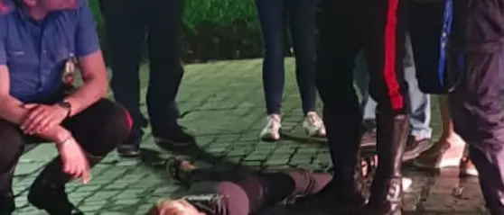 Rende, una donna si stende sull'asfalto e blocca il traffico