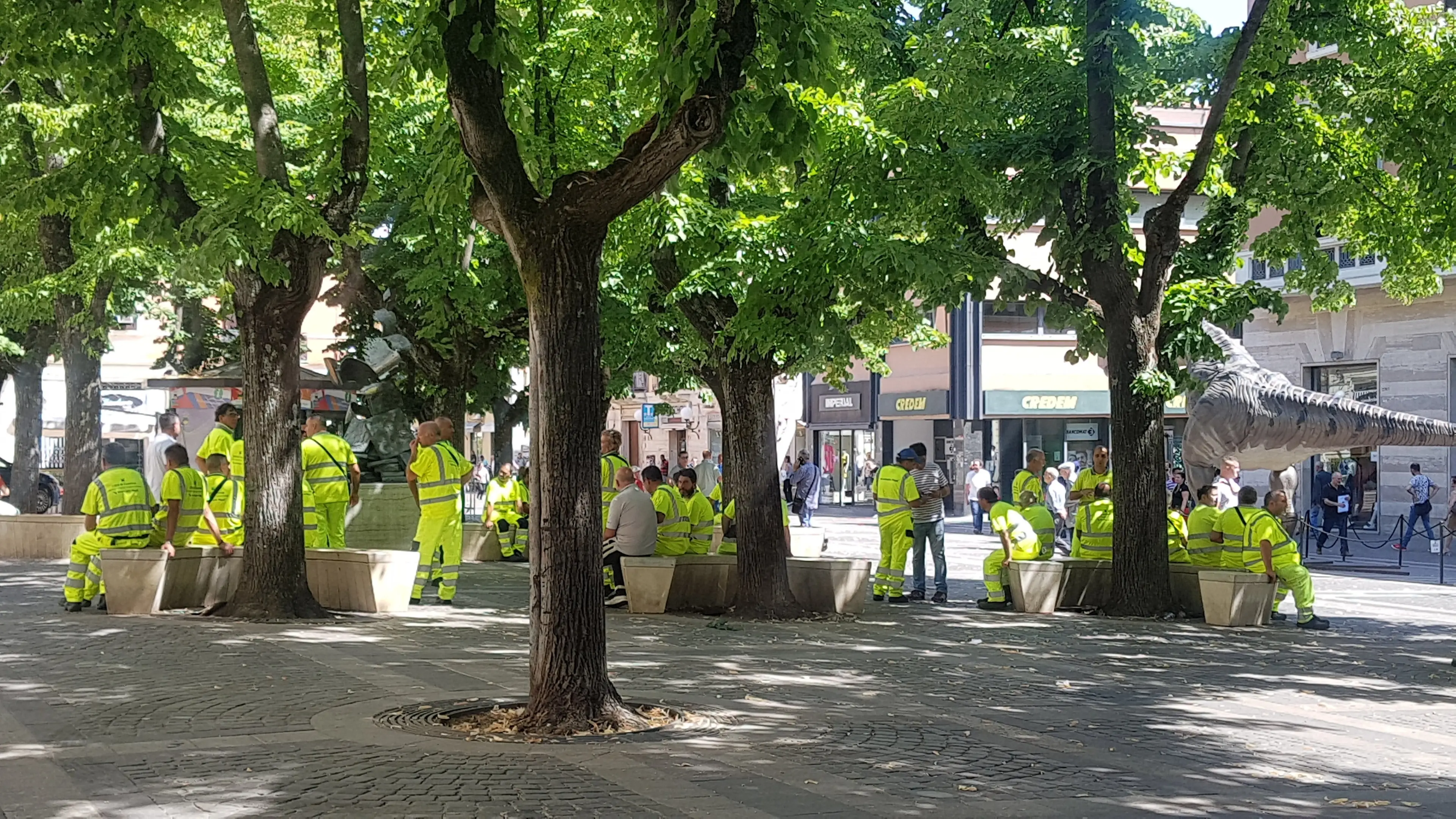 Guccione al fianco dei lavoratori di Ecologia Oggi: «Occhiuto rispetti gli impegni»