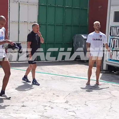 FOTOGALLERY. In ritiro dopo la seduta Braglia scherza con i suoi uomini