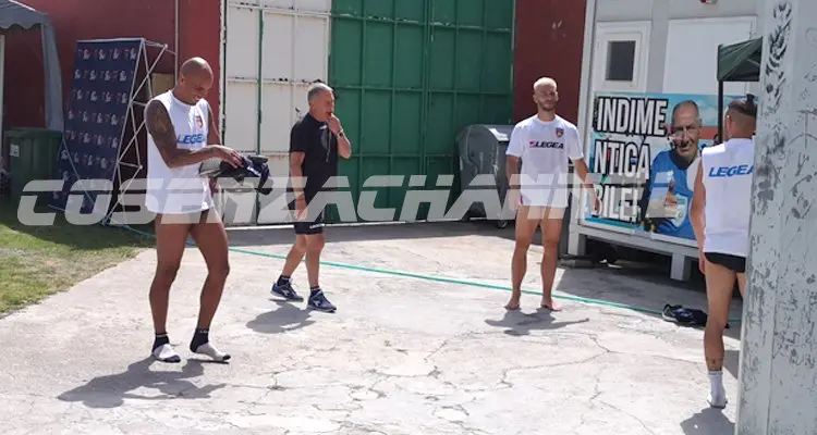 FOTOGALLERY. In ritiro dopo la seduta Braglia scherza con i suoi uomini