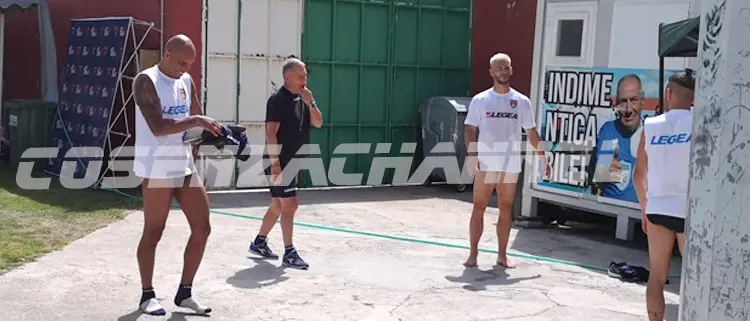 FOTOGALLERY. In ritiro dopo la seduta Braglia scherza con i suoi uomini