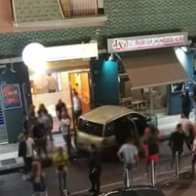 Auto sfonda lo sparti traffico in piazza Bilotti: tanta paura ma nessun ferito