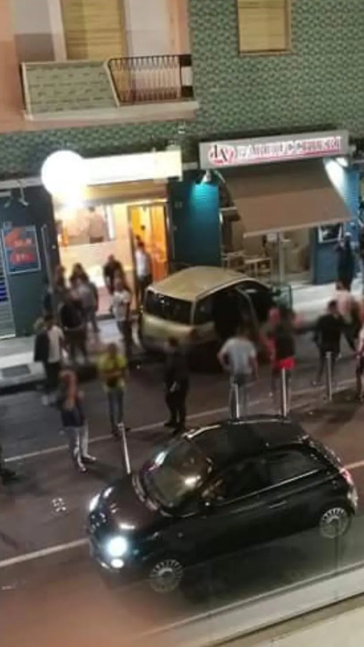 Auto sfonda lo sparti traffico in piazza Bilotti: tanta paura ma nessun ferito
