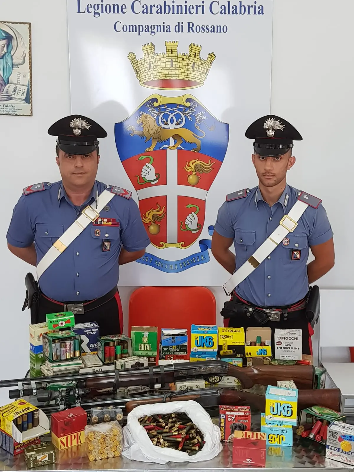 Scala Coeli, arsenale di munizioni da caccia in casa: denunciati dai carabinieri