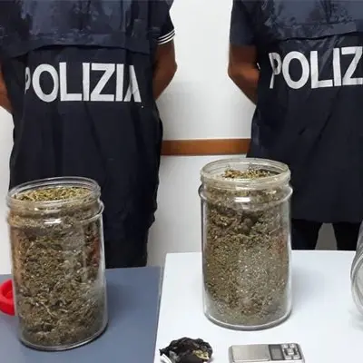 Spacciavano erba davanti a scuola. Arrestati due giovanissimi