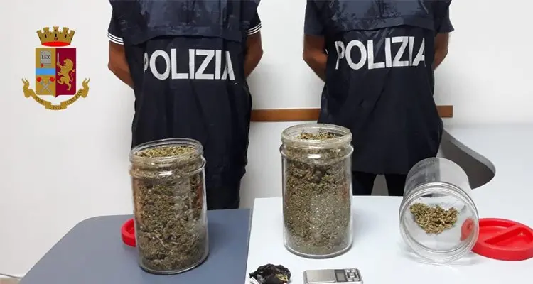 Trovato con un chilo e mezzo di marijuana in dei barattoli. Arrestato