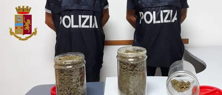 Trovato con un chilo e mezzo di marijuana in dei barattoli. Arrestato