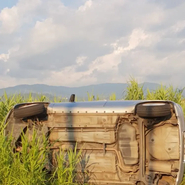 Auto sbanda e finisce fuori strada: illesi due giovani di Cosenza