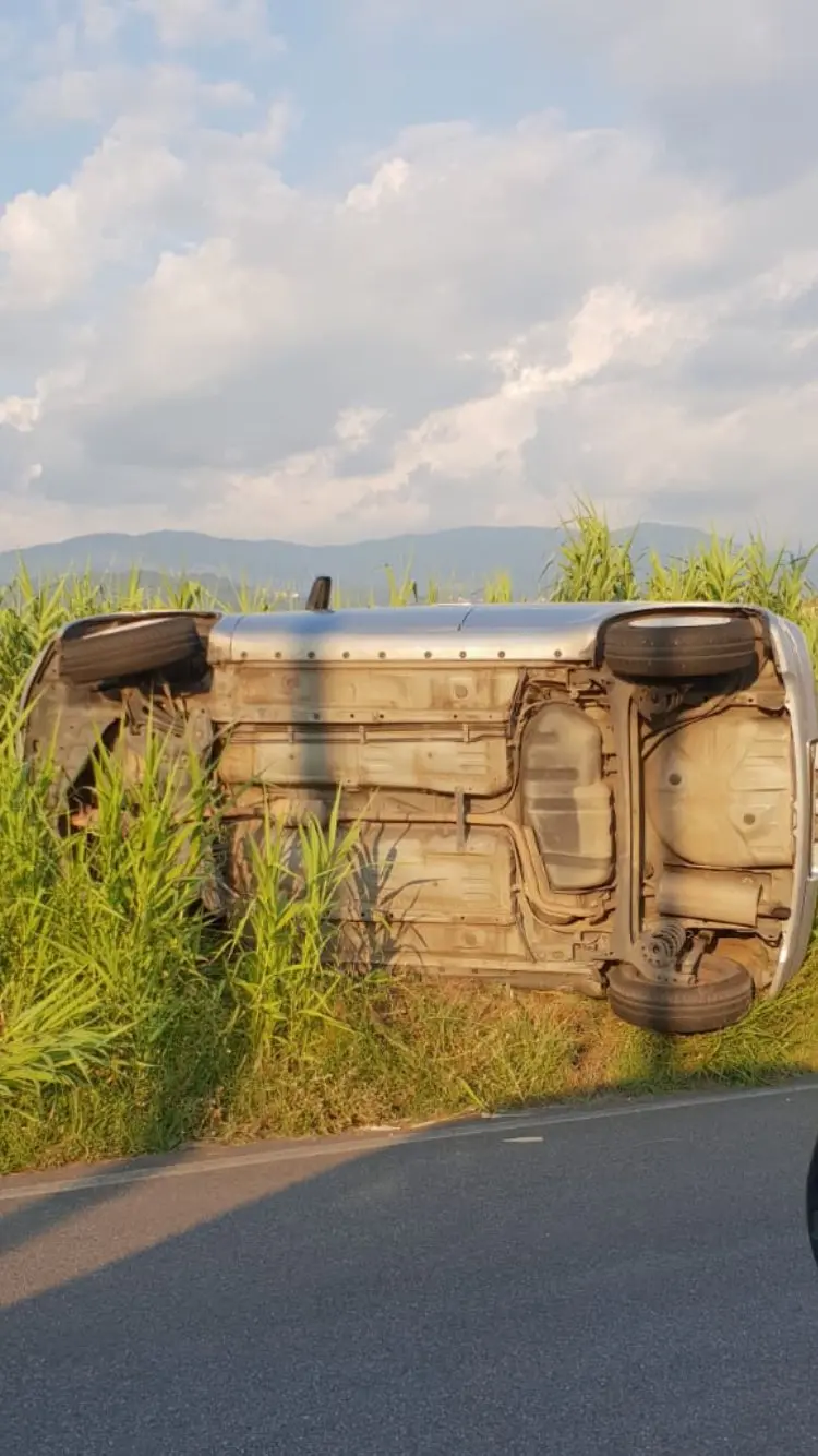 Auto sbanda e finisce fuori strada: illesi due giovani di Cosenza