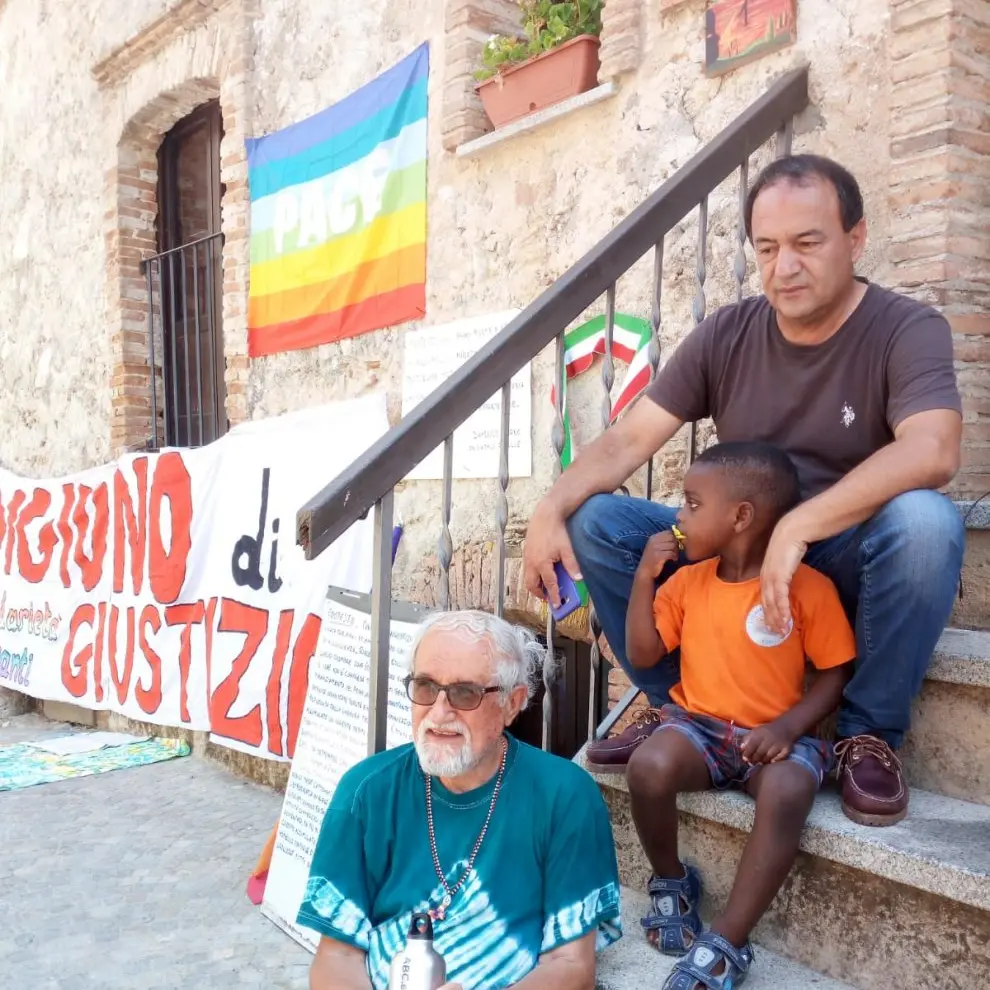 L'appello di padre Alex Zanotelli: «Salviamo Riace»