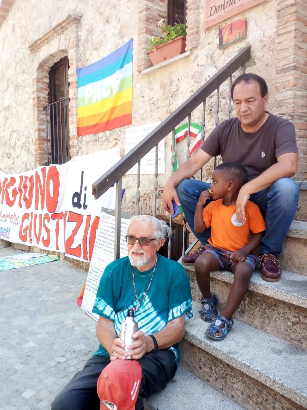 L'appello di padre Alex Zanotelli: «Salviamo Riace»