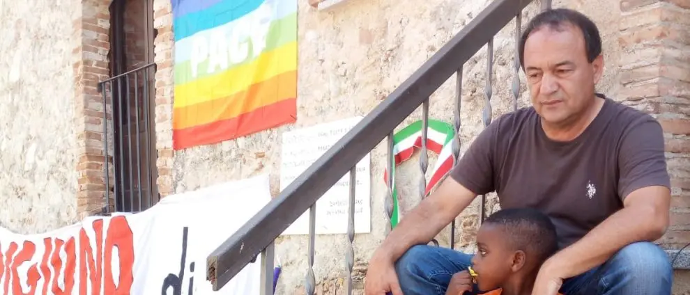 L'appello di padre Alex Zanotelli: «Salviamo Riace»