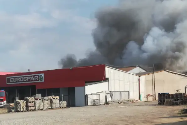 San Marco Argentano, incendio devasta il centro commerciale \"Il Cubo\" [LE FOTO]
