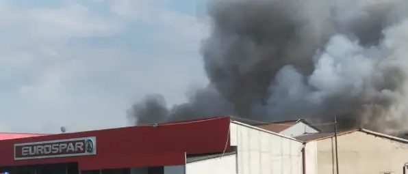 San Marco Argentano, incendio devasta il centro commerciale \"Il Cubo\" [LE FOTO]