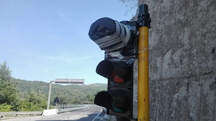 Ponte Cannavino, i timori dei cittadini: scoppia la polemica sui semafori [FOTO]